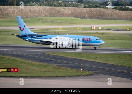 TUI Boeing 737 MAX 8 atterraggio all'aeroporto di Birmingham, Regno Unito Foto Stock