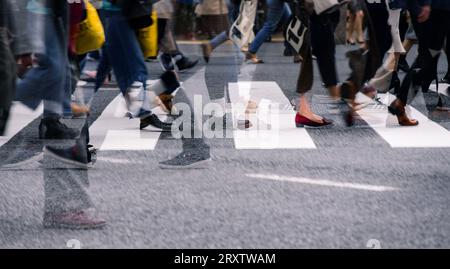 Vista ravvicinata di Shibuya Crossing con persone che attraversano la strada in una multi esposizione, Tokyo, Honshu, Giappone, Asia Foto Stock