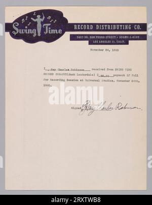 Ricevuta di pagamento firmata da Ray Charles, cantante all'inizio della sua carriera quando aveva solo 20 anni. La ricevuta afferma che Ray Charles Robinson ha ricevuto dalla Swing Time record Company un pagamento di 82,50 dollari per una sessione di registrazione agli Universal Studios il 24 novembre 1950. Charles si unì alla Swing Time Records e sotto il suo nome "Ray Charles" per evitare di essere confuso con il pugile Sugar Ray Robinson registrò altri due successi R&B, "Baby, Let me Hold Your Hand" (n. 5) nel 1951 e "Kissa me Baby" (n. 8) nel 1952. L'anno seguente, Swing Time fallì e Ahmet Erteg¿lo firmò con la Atlantic Records. Foto Stock