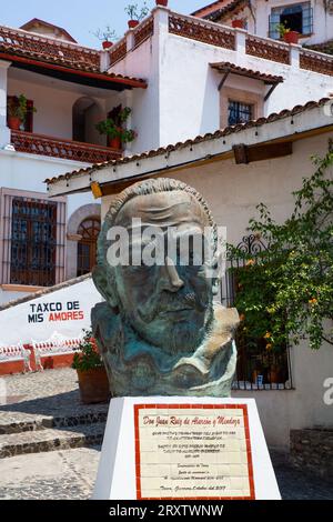 Statua, Don Juan Ruiz de Alarcon y Mendoza, scrittore spagnolo dell'età dell'oro, 1581-1639, Taxco, Guerrero, Messico, nord America Foto Stock