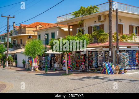 Vista dei negozi di Skala, Skala, Cefalonia, Isole Ionie, Isole greche, Grecia, Europa Foto Stock