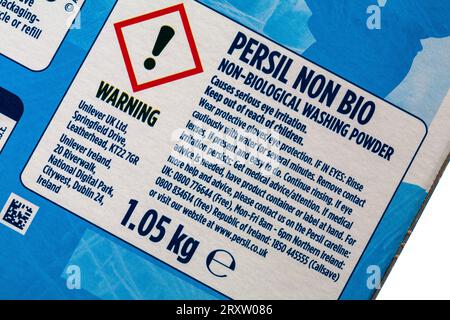 Istruzioni di avvertenza sulla scatola di Persil non Bio Gentle accanto alla polvere detergente per pelli sensibili Foto Stock