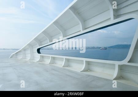 Vista panoramica della costa marocchina dal ponte di un traghetto che naviga nel Mar Mediterraneo, stretto di Gibilterra, tra l'Europa e l'Africa Foto Stock