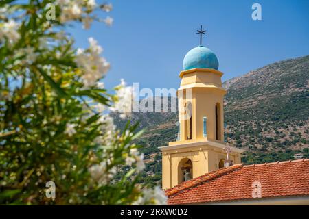 Veduta del campanile della Chiesa di Agia Efimia ad Agia Effimia, Cefalonia, Isole Ionie, Isole greche, Grecia, Europa Foto Stock