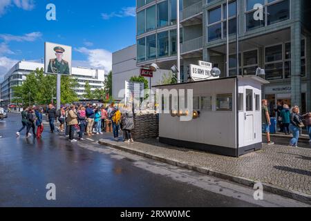Veduta di Checkpoint Charlie, Friedrichstrasse, Berlino, Germania, Europa Foto Stock
