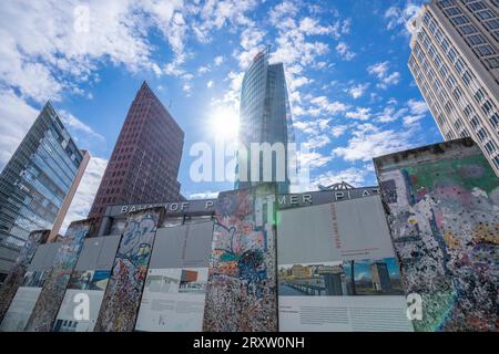 Vista dei segmenti e degli edifici del muro di Berlino su Potsdamer Platz, Mitte, Berlino, Germania, Europa Foto Stock