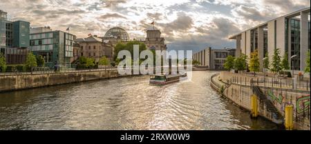 Vista del battello turistico sul fiume Sprea e del Reichstag (edificio del Parlamento tedesco), Mitte, Berlino, Germania, Europa Foto Stock