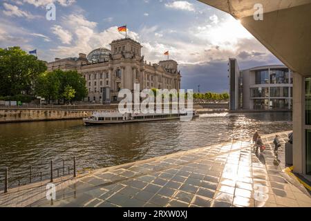 Vista del battello turistico sul fiume Sprea e del Reichstag (edificio del Parlamento tedesco), Mitte, Berlino, Germania, Europa Foto Stock