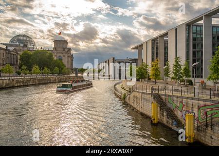 Vista del battello turistico sul fiume Sprea e del Reichstag (edificio del Parlamento tedesco), Mitte, Berlino, Germania, Europa Foto Stock