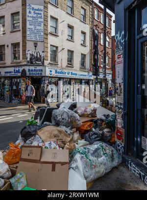 La spazzatura si accumula su Brick Lane a Tower Hamlets a seguito di uno sciopero dei lavoratori. Foto Stock