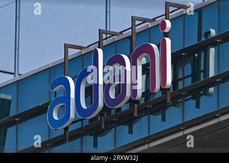 26 settembre 2023, Mumbai, Maharashtra, India: Un logo del gruppo Adani può essere visto nella parte superiore di un edificio a Mumbai, India il 26 settembre 2023 (Credit Image: © Kabir Jhangiani/ZUMA Press Wire) SOLO USO EDITORIALE! Non per USO commerciale! Foto Stock