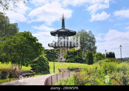 London Peace Pagoda in un soleggiato Battersea Park, London Borough of Wandsworth, Regno Unito. Tempio buddista tradizionale giapponese. edifici, architettura. Foto Stock