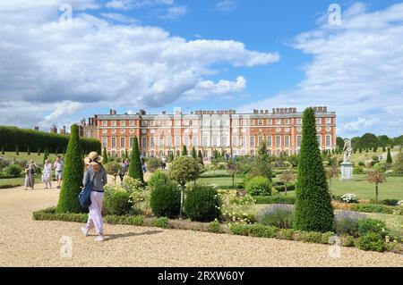 Hampton Court Palace South Front e Privy Garden in estate. Storico palazzo reale nel borgo londinese di Richmond upon Thames al confine con Surrey, Regno Unito Foto Stock