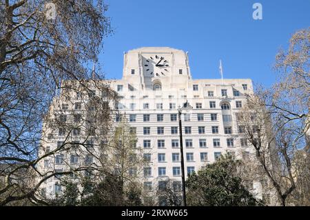 La Shell Mex House, ufficialmente conosciuta come 80 Strand. Londra, Inghilterra. Edificio Art Deco con il quadrante dell'orologio più grande del Regno Unito. Costruito nel 1930-1931. Foto Stock