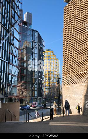 Vista del complesso residenziale Bankside Lofts da un passaggio tra gli edifici di NEO Bankside e Tate Modern Blavatnik Building, Londra, Inghilterra, Regno Unito Foto Stock