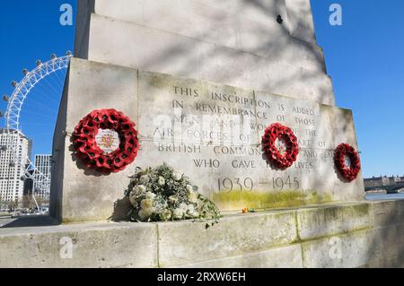 Royal Air Force Memorial / RAF Memorial con iscrizione, fiori e ghirlande di papavero, Whitehall Stairs, Victoria Embankment, Londra Inghilterra, Regno Unito Foto Stock