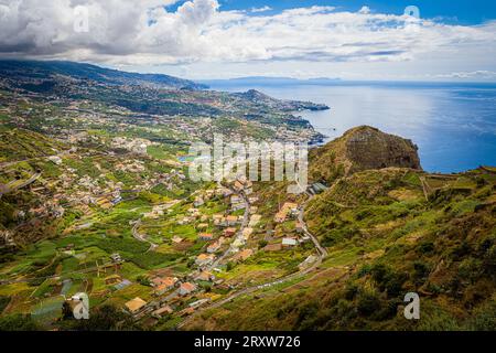 Vista panoramica da Cabo Girão al bellissimo paesaggio della costa meridionale di Madeira, Portogallo, con Câmara de Lobos e Funchal sullo sfondo Foto Stock