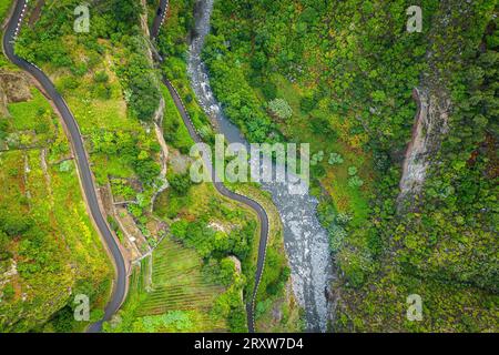 Splendida vista panoramica a volo d'uccello di una strada di montagna che si snoda verso l'alto lungo una montagna, Madeira, Portogallo Foto Stock