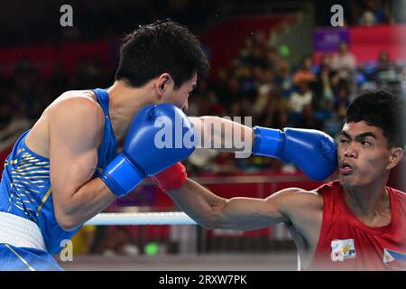 Mark Ashley Fajardo (R) delle Filippine e Xiangyang Wang della Cina (L) sono stati visti durante i diciannovesimi Giochi asiatici 57-63.5Kg round of 16 match tenutosi presso il ginnasio di Hangzhou. Wang è il vincitore al punto 5-0. Foto Stock