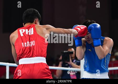 Mark Ashley Fajardo (L) delle Filippine e Xiangyang Wang della Cina (R) sono stati visti durante i diciannovesimi Giochi asiatici 57-63.5Kg round of 16 match tenutosi presso il ginnasio di Hangzhou. Wang è il vincitore al punto 5-0. Foto Stock