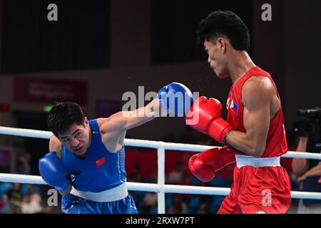 Mark Ashley Fajardo (L) delle Filippine e Xiangyang Wang della Cina (R) sono stati visti durante i diciannovesimi Giochi asiatici 57-63.5Kg round of 16 match tenutosi presso il ginnasio di Hangzhou. Wang è il vincitore al punto 5-0. Foto Stock