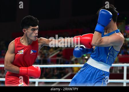 Mark Ashley Fajardo (L) delle Filippine e Xiangyang Wang della Cina (R) sono stati visti durante i diciannovesimi Giochi asiatici 57-63.5Kg round of 16 match tenutosi presso il ginnasio di Hangzhou. Wang è il vincitore al punto 5-0. Foto Stock