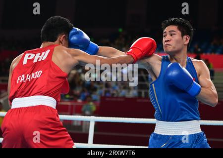 Mark Ashley Fajardo (L) delle Filippine e Xiangyang Wang della Cina (R) sono stati visti durante i diciannovesimi Giochi asiatici 57-63.5Kg round of 16 match tenutosi presso il ginnasio di Hangzhou. Wang è il vincitore al punto 5-0. Foto Stock