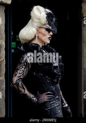 AMSTERDAM - le drag queen ricevono ospiti al funerale di Erwin Olaf nel Westerkerk. Il fotografo di fama mondiale è morto all'età di 64 anni mentre si stava riprendendo da un trapianto di polmone. ANP ROBIN VAN LONKHUIJSEN paesi bassi Out - belgio Out Foto Stock