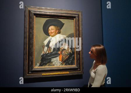 Londra Regno Unito. 27 settembre 2023. Il Cavalier ridendo, 1624. La mostra Credit Suisse inaugurata alla National Gallery è la prima mostra monografica su larga scala dedicata al ritrattista olandese del XVII secolo da una generazione. La mostra si svolge presso la National Gallery dal 30 settembre al 21 gennaio Credit amer ghazzal/Alamy Live News Foto Stock