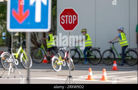 27 settembre 2023, Sassonia, Hohenstein-Ernstthal: Gli alunni di quarta classe prendono parte a un corso di addestramento sul traffico gestito dalla guardia del traffico sassone nel cortile della scuola elementare Karl May di Hohenstein-Ernstthal. Per aumentare la sicurezza dei bambini nel traffico stradale, il Ministero dell'interno ha consegnato tre scuole di circolazione mobile ai gruppi di sorveglianza del traffico in Sassonia: Due scuole di circolazione giovanile mobili e una scuola di guida per bambini. Oltre alle aree di pratica del traffico, queste scuole di traffico mobile possono essere utilizzate per fornire educazione al traffico e pratica bicicletta traini Foto Stock