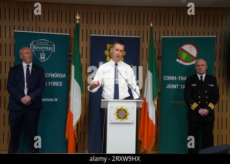 Gerry Harrahill, direttore generale operazioni, entrate e dogane (sinistra), vice Commissario Justin Kelly, Garda Serious and Organised Crime (centro) e comandante Tony Geraghty, comandante delle operazioni della flotta Irish Naval Service (destra) della Joint Task Force (JTF), comprendente il servizio doganale delle entrate, il servizio navale e un Garda Siochana, durante una conferenza stampa alla Walter Scott House di Dublino, dopo che una nave da carico registrata in Panamania, la MV Matthew fu scortata nel porto di Cobh, Co Cork, dalla Marina irlandese dopo che una "quantità significativa" di sostanze sospette fu trovata a bordo. T Foto Stock