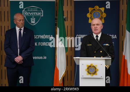 Gerry Harrahill, direttore generale operazioni, entrate e dogane (sinistra) e comandante Tony Geraghty, comandante delle operazioni della flotta, Irish Naval Service (destra) della Joint Task Force (JTF), comprendente il Revenue Customs Service, il Naval Service e un Garda Siochana, durante una conferenza stampa alla Walter Scott House di Dublino, dopo che una nave da carico registrata panamense, la MV Matthew fu scortata nel porto di Cobh, Co Cork, dalla Marina irlandese dopo che una "quantità significativa" di sospetti farmaci fu trovata a bordo. Tre uomini sono stati arrestati con l'accusa di reati di criminalità organizzata. Foto Stock