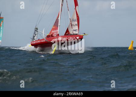 Sam Davies (gbr) e Jack Bouttell salpano le loro iniziative Imoca-Coeur 4 durante la gara le Défi Azimut, al largo di Lorient, Francia occidentale, il 24 settembre 2023 - foto Nicolas Pehe / DPPI Foto Stock