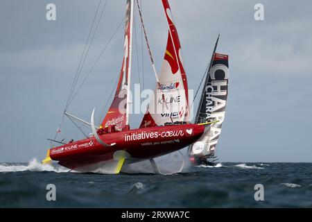 Sam Davies (gbr) e Jack Bouttell salpano le loro iniziative Imoca-Coeur 4 durante la gara le Défi Azimut, al largo di Lorient, Francia occidentale, il 24 settembre 2023 - foto Nicolas Pehe / DPPI Foto Stock