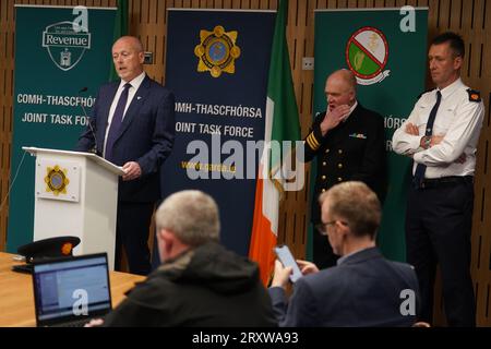 Gerry Harrahill, direttore generale operazioni, entrate e dogane (sinistra), comandante Tony Geraghty, comandante delle operazioni della flotta del servizio navale irlandese (centro) e viceCommissario Justin Kelly, Garda Serious and Organised Crime (destra) della task force congiunta (JTF), comprendente il servizio doganale delle entrate, il servizio navale e An Garda Siochana, durante una conferenza stampa alla Walter Scott House di Dublino, dopo che una nave da carico registrata in Panamania, la MV Matthew fu scortata nel porto di Cobh, Co Cork, dalla Marina irlandese dopo che una "quantità significativa" di sostanze sospette fu trovata a bordo. T Foto Stock