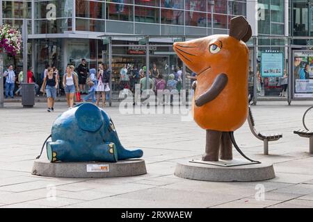 Maus und Elefant von die Sendung mit der Maus des WDR stehen am Anger in Erfurt foto vom 22.08.2023. In der Erfurter Innenstadt stehen an verschiedenen Stellen Figuren des Kinderkanals Kika. SOLO PER USO EDITORIALE *** mouse ed elefante da WDRs Die Sendung mit der Maus stanno sulla rabbia a Erfurt foto scattata 22 08 2023 nel centro di Erfurts, figure del canale per bambini Kika stand in vari luoghi SOLO PER USO EDITORIALE Copyright: epd-bild/Paul-PhilippxBraun 220823 ppb-27 Foto Stock