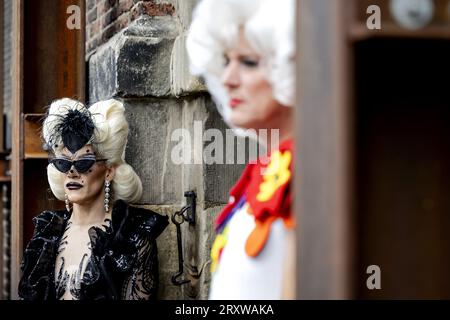 AMSTERDAM - le drag queen ricevono ospiti al funerale di Erwin Olaf nel Westerkerk. Il fotografo di fama mondiale è morto all'età di 64 anni mentre si stava riprendendo da un trapianto di polmone. ANP ROBIN VAN LONKHUIJSEN paesi bassi Out - belgio Out Foto Stock