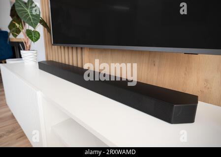 SoundBar in una casa moderna. Ascoltare musica e guardare film Foto Stock