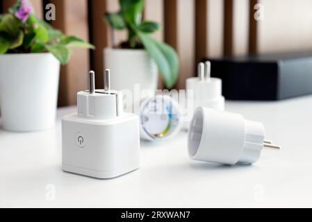 Utilizzo di prese Wi-fi Smart in una casa intelligente, controllo del consumo di elettricità Foto Stock