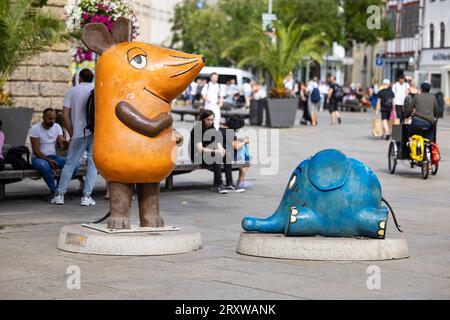 Maus und Elefant von die Sendung mit der Maus des WDR stehen am Anger in Erfurt foto vom 22.08.2023. In der Erfurter Innenstadt stehen an verschiedenen Stellen Figuren des Kinderkanals Kika. SOLO PER USO EDITORIALE *** mouse ed elefante da WDRs Die Sendung mit der Maus stanno sulla rabbia a Erfurt foto scattata 22 08 2023 nel centro di Erfurts, figure del canale per bambini Kika stand in vari luoghi SOLO PER USO EDITORIALE Copyright: epd-bild/Paul-PhilippxBraun 220823 ppb-28 Foto Stock