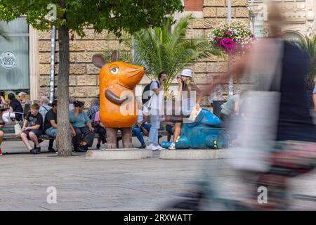 Maus und Elefant von die Sendung mit der Maus des WDR stehen am Anger in Erfurt foto vom 22.08.2023. In der Erfurter Innenstadt stehen an verschiedenen Stellen Figuren des Kinderkanals Kika. SOLO PER USO EDITORIALE *** mouse ed elefante da WDRs Die Sendung mit der Maus stanno sulla rabbia a Erfurt foto scattata 22 08 2023 nel centro di Erfurts, figure del canale per bambini Kika stand in vari luoghi SOLO PER USO EDITORIALE Copyright: epd-bild/Paul-PhilippxBraun 220823 ppb-30 Foto Stock