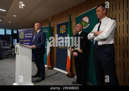 Gerry Harrahill, direttore generale operazioni, entrate e dogane (sinistra), comandante Tony Geraghty, comandante delle operazioni della flotta del servizio navale irlandese (centro) e viceCommissario Justin Kelly, Garda Serious and Organised Crime (destra) della task force congiunta (JTF), comprendente il servizio doganale delle entrate, il servizio navale e An Garda Siochana, durante una conferenza stampa alla Walter Scott House di Dublino, dopo che una nave da carico registrata in Panamania, la MV Matthew fu scortata nel porto di Cobh, Co Cork, dalla Marina irlandese dopo che una "quantità significativa" di sostanze sospette fu trovata a bordo. T Foto Stock