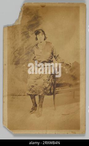 Cartolina fotografica di una donna 1918-1930 Foto Stock