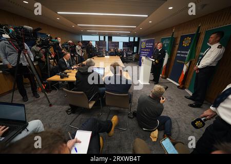 Il comandante Tony Geraghty, il comandante delle operazioni della flotta, il servizio navale irlandese della Joint Task Force (JTF), comprendente il Revenue Customs Service, il servizio navale e un Garda Siochana, durante una conferenza stampa alla Walter Scott House di Dublino, dopo che una nave da carico registrata panamense, la MV Matthew fu scortata nel porto di Cobh, Co Cork, dalla Marina irlandese dopo che una "quantità significativa" di sospetti farmaci fu trovata a bordo. Tre uomini sono stati arrestati con l'accusa di reati di criminalità organizzata. Foto Stock