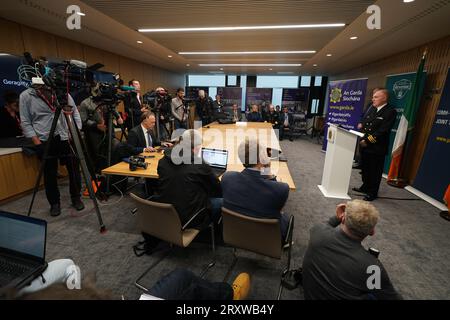 Il comandante Tony Geraghty, il comandante delle operazioni della flotta, il servizio navale irlandese della Joint Task Force (JTF), comprendente il Revenue Customs Service, il servizio navale e un Garda Siochana, durante una conferenza stampa alla Walter Scott House di Dublino, dopo che una nave da carico registrata panamense, la MV Matthew fu scortata nel porto di Cobh, Co Cork, dalla Marina irlandese dopo che una "quantità significativa" di sospetti farmaci fu trovata a bordo. Tre uomini sono stati arrestati con l'accusa di reati di criminalità organizzata. Foto Stock