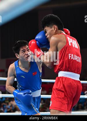 Mark Ashley Fajardo (R) delle Filippine e Xiangyang Wang della Cina (L) sono stati visti durante i diciannovesimi Giochi asiatici 57-63.5Kg round of 16 match tenutosi presso il ginnasio di Hangzhou. Wang è il vincitore al punto 5-0. (Foto di Luis Veniegra / SOPA Images/Sipa USA) Foto Stock