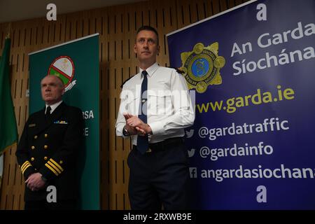 Il comandante Tony Geraghty, il comandante delle operazioni della flotta del servizio navale irlandese (a sinistra) e l’assistente Commissario Justin Kelly, Garda Serious and Organised Crime (a destra) della Joint Task Force (JTF), comprendente il servizio doganale delle entrate, il servizio navale e un Garda Siochana, nel corso di una conferenza stampa alla Walter Scott House di Dublino, dopo che una nave da carico registrata panamense, la MV Matthew fu scortata nel porto di Cobh, Co Cork, dalla Marina irlandese dopo che una "quantità significativa" di sospetti farmaci fu trovata a bordo. Tre uomini sono stati arrestati con l'accusa di reati di criminalità organizzata. Foto Stock