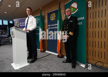 Il comandante Tony Geraghty, il comandante delle operazioni della flotta del servizio navale irlandese (a destra) e l’assistente Commissario Justin Kelly, Garda Serious and Organised Crime (a sinistra) della Joint Task Force (JTF), comprendente il servizio doganale delle entrate, il servizio navale e un Garda Siochana, nel corso di una conferenza stampa alla Walter Scott House di Dublino, dopo che una nave da carico registrata panamense, la MV Matthew fu scortata nel porto di Cobh, Co Cork, dalla Marina irlandese dopo che una "quantità significativa" di sospetti farmaci fu trovata a bordo. Tre uomini sono stati arrestati con l'accusa di reati di criminalità organizzata. Foto Stock