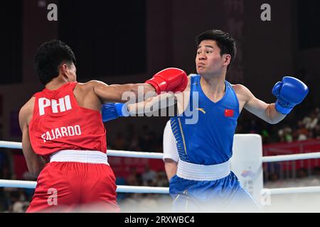 Mark Ashley Fajardo (L) delle Filippine e Xiangyang Wang della Cina (R) sono stati visti durante i diciannovesimi Giochi asiatici 57-63.5Kg round of 16 match tenutosi presso il ginnasio di Hangzhou. Wang è il vincitore al punto 5-0. (Foto di Luis Veniegra / SOPA Images/Sipa USA) Foto Stock