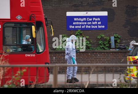 Investigatori forensi sulla scena vicino al centro commerciale Whitgift a Croydon, nel sud di Londra, dopo che una ragazza di 15 anni è stata pugnalata a morte mercoledì mattina. La polizia e' stata chiamata alle 8.30 per riferire di un pugnalato su Wellesley Road. La ragazza è morta sulla scena 40 minuti dopo. Data foto: Mercoledì 27 settembre 2023. Foto Stock